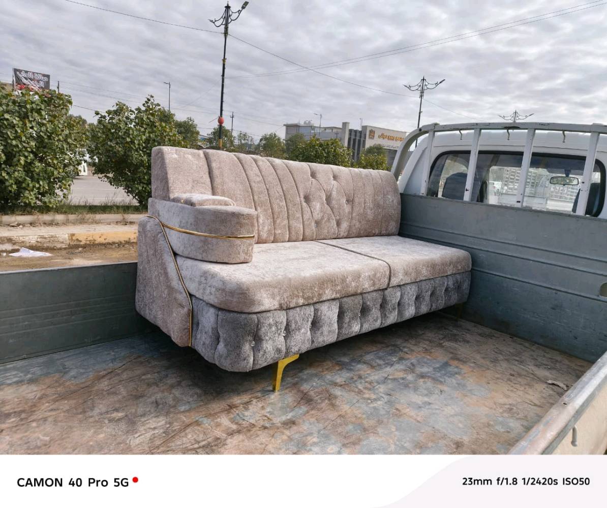 ديكورات ديوانية فاخرة ومتنوعة بألوان وتصاميم متعددة تلائم جميع الأذواق. مصنوع من قماش ناعم ومريح مع تفاصيل ذهبية أنيقة تعزز من مظهره الجمالي. متين ومناسب للاستخدام في داخل المنازل أو المجالس الكبيرة.