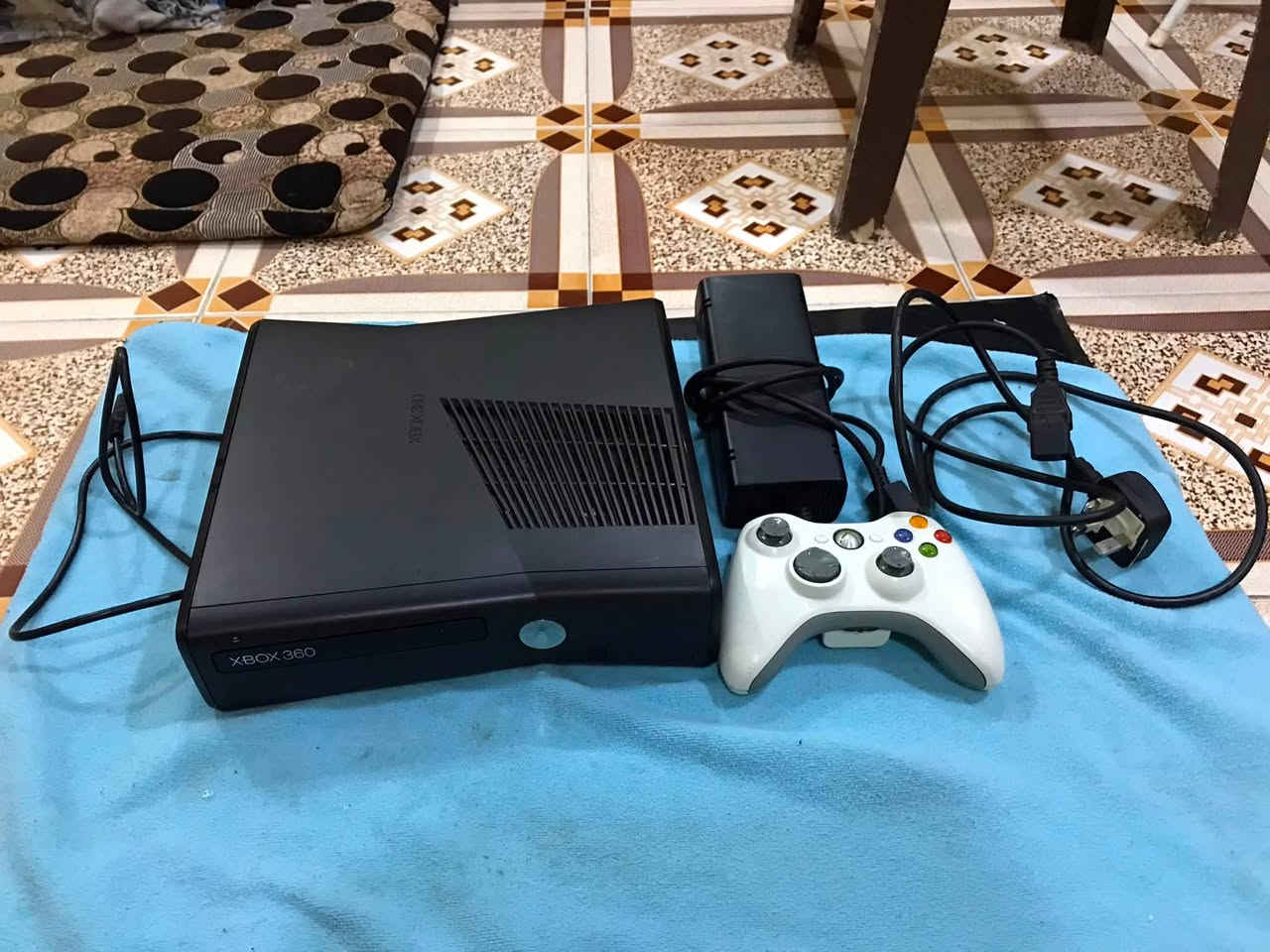 سلام عليكم للبيع اكس بوكس 360 جهاز ماشاء الله حيل نظيف ذاكره 250 يحتوي على 36 لعبه مكان قرص شغال سلم فول جهاز حيل نظيف بل عافيه عل ياخذه يده وحده بلادي مكاني كركوك رقم *********** سعر 110
