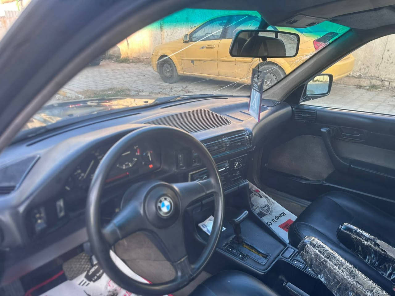 السلام عليكم 
للبيع او مراوس 
Bmw 525 1990 اصل سنويه وبليته 
 رقم بغداد مشروع وطني شرط التحويل سنويه 29 
كير  اوتو ومكينه جدد عدله مسكر 25 v6 جدد بدون صرف ولا تبخير ولا تنقيص 
بور ستيرن كهرباء 
مروحه كهرباء حماوه ثابته جوه النص 
كهربائياتها بلاد بدون جطل كلها شغاله 
بدون ضربه صبغ حزام فقط القماره جارده بدون صبغ 
غرفه نضيفه جدا فقط مقعد السايق مضروب 
سستم صوت جديد سوني اصلي 
ويل كب خليه اصلي جديد 
تايرات جديد 
باتري جديد 
سنتر لوك مع تقفيل الجام 
مازدات اصلي جديد 
مكاني بغداد الدوره المكانيك 
السعر 58 وبيها مجال بسيط 
***********
