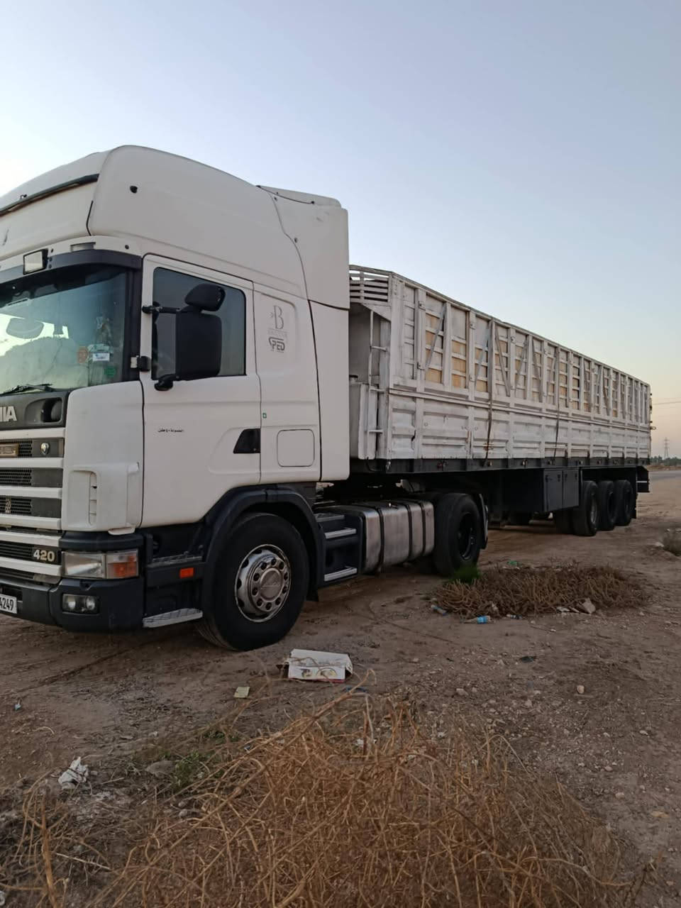 سكانيه للبيع محرك ٦انجكتر موديل ٢٠٠٠ رقم واسط شرط تحويل هزه جديده سعره ٢٤٥ وبيه مجال للشراي مكان بابل النيل /***********
