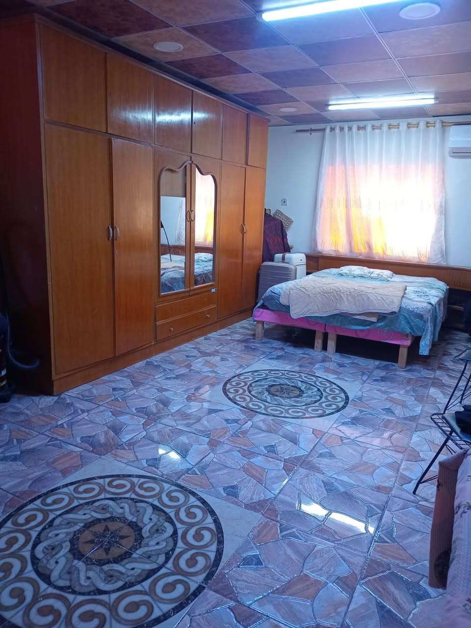 شقة للبيع مساحة ١٠٠ متر وقف سني مسجلة اصولية في منطقة بريهة قرب فندق البصرة  السياحي تتكون من .…
١- غرفتين كبار 
٢- استقبال
٣-مطبخ 
٤-صحيات
٥-سطح كامل 

*السعر ٦٣ مليون ***********
