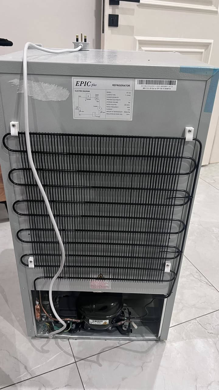 عليكم ثلاجه للبيع هاي ثلاجة صغيرة نوع EPIC plus وتعتبر Mini Fridge
مناسبة للغرفة أو المكتب.
ومن الستيكر الظاهر عليها هاي أهم المواصفات:
* السعة تقريبًا: 91 لتر
* حجم التبريد: حوالي 90 لتر
* بيها فريزر صغير جدًا بالأعلى
* استهلاك الكهرباء السنوي: kWh 190
* مستوى الضوضاء: dB 42 يعني هادئة نسبيًا
* تصنيف الطاقة: B
* الغاز المستخدم: غالبًا R600a الاقتصادي
* التبريد: تبريد مباشر (دفروست عادي)
* التحكم بالحرارة: يدوي
* باب قابل للتبديل يمين/يسار غالبًا
* اللون: فضي
ومن حجمها الظاهر:
تقريبًا ارتفاعها بين 80-85 سم وعرضها حوالي 45-50 سم جديده مستعمله سبوعين فقط كامل ملحقاتها وكارتونتها موجوده
الرقم:
0786 443 6008
بغداد سيديه
سعرها 85وبيها مجال

