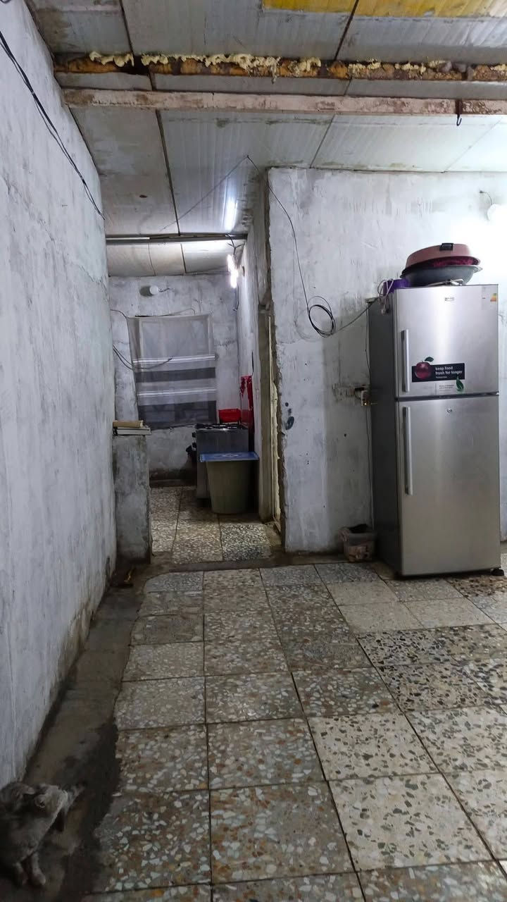سلام عليكم بيت للبيع تجاوز منطقة الرشاد شارع المسبح مساحة البيت ١٧٠ غرفتين نوم وصالة وحمام وتواليت خارجي  وستقبال ومطبخ وطرمة وحديقة ***********
