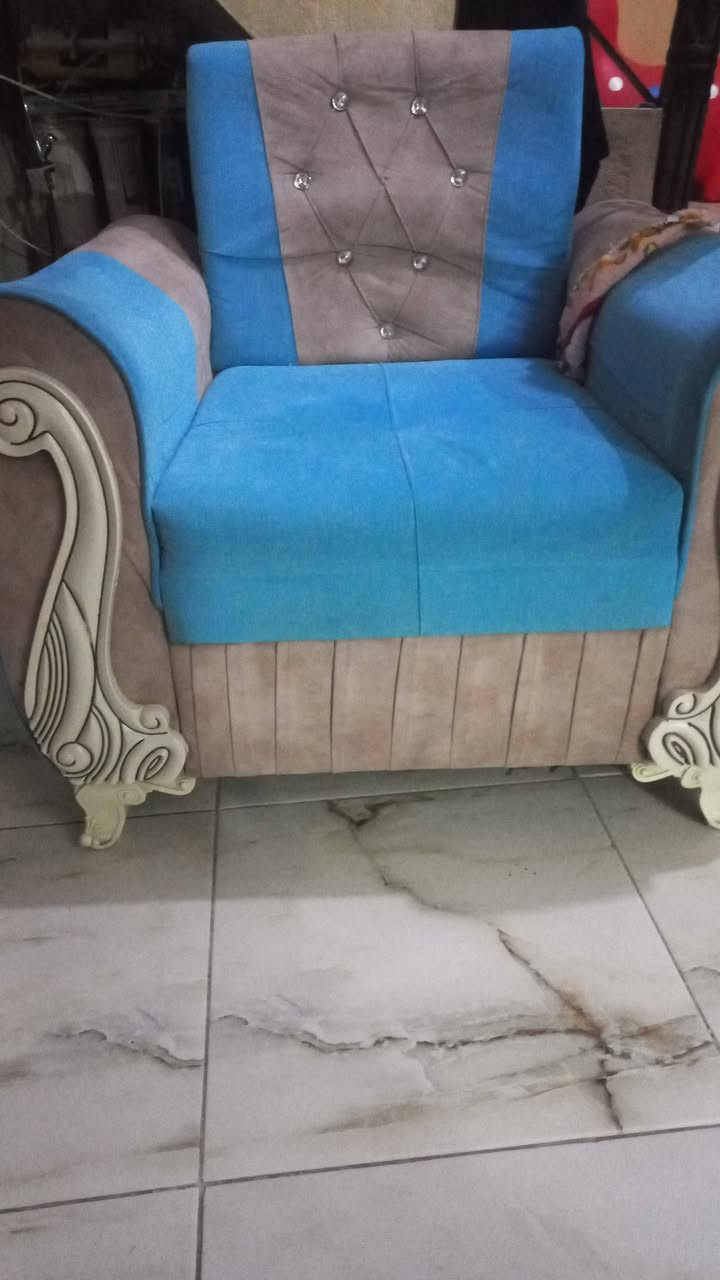 قنفات ١٢ مقعد نضيفات
١٢٥ وبيهن مجال 
التوتصل ***********
