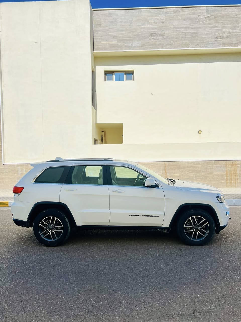 السلام عليكم للبيع فقط جيب كراند شيروكي فئة
الـ Laredo خليجي  مديل 2019مكفولة كفالة عامة ماعدا اربع اصابع pdrوسونرها مرفق با المنشور  داخل بيج كشنات جلد فتحة  تدفئة تبريد با المقاعد مقاعد كهرباء بصمة وبصمة ابواب فتحة 6وضعيات قيادة رادارات جانبية حساسات امامية خلفية توقف ذاتي وبقية المواصفات المعروفة رقم بغداد بأسمي تحويل ثاني يوم السيارة كلش جديدة بمعنى الكلمة ماشية76ألف مكاني بالبصرة

السعر 278. 
للستفسار اكثر اتصل: متواجد واتساب ***********

***********.
