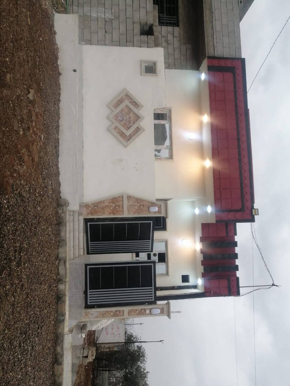 بيت للبيع 100متر مربع غرفتين نوم واستقبال ومطبخ البيت فول واحد على واحد أساس بادلو المدرسة الصينيه 
ماء كهرب البيت رقم واحد وصل بلديه طريق دهوك القديم 
سعر البيت 44 مليون وبي مجال 
***********
***********
