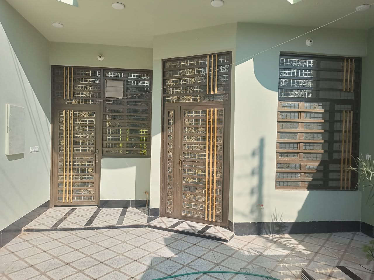 مشتمل للبيع المساحة 120متر جديد فول مواصفات شغل درحة اولا مكان ديالى بعقوبه الرحمه قرب محلات ابو رافد اللاستفسار الاتصال على الرقم ***********
