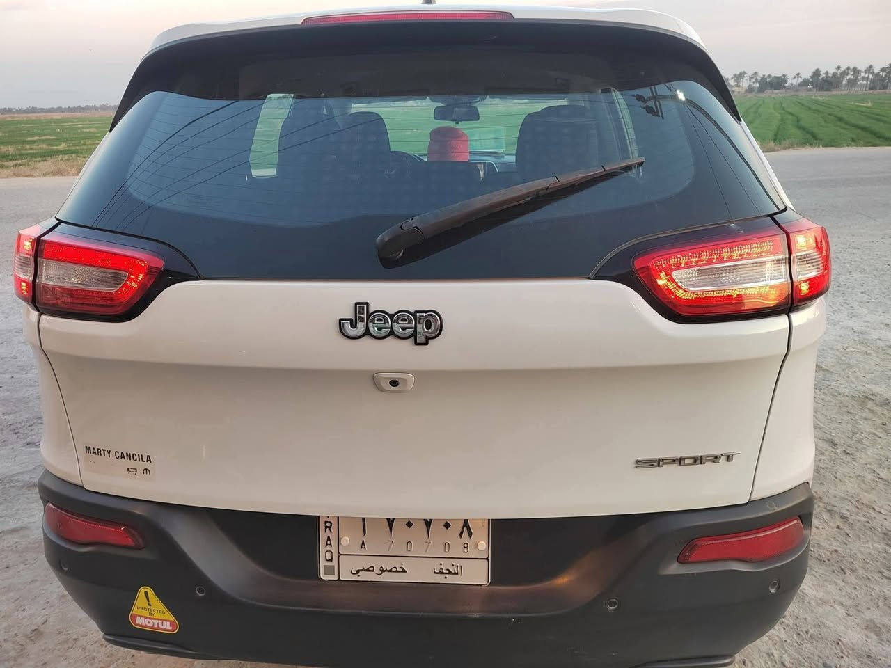 اسم السيارة:جيب شيروكي (بزون)
الموديل : 2016 
نوع الحادث : جاملغ الأيمن الأمامي والبنيد تبدل نفس لون  حادث كلش خفيف وسطحي بدون دواخل  
الموبايل ***********
_____________________________
الــمــواصــفـــات :-
1 - محرك 4 سلندر 2400 الاقتصادي 
2 - كشنات مخمل مطعم اسود برصاصي
3 - شاشة كبيرة للتحكم في ايعازات السيارة
4 - تبريد قطعتين امامي خلفي
5- لايت زنون + كشاف
6- رقم نجف مميز مداور باي وقت تحب 
7 - تبريد ثلج ❄️
8 - منافذ USB امامي خلفي
9 - سستم صوت متكامل
10 - تحكم ستيرن جهتين
11 - تشغيل عن بعد
12 - نضام ABS مانع انزلاق
13- سايد بريك بصمة 
14- رادار جانبي 
15- 5 انظمة قيادة
16- كشن حضن 
17- حساس خلفي
18- ويل بوليسي اسود +السبير
19-درع تحت السياره بالكامل
مكاني نجف /مشخاب 
السعر 110$
