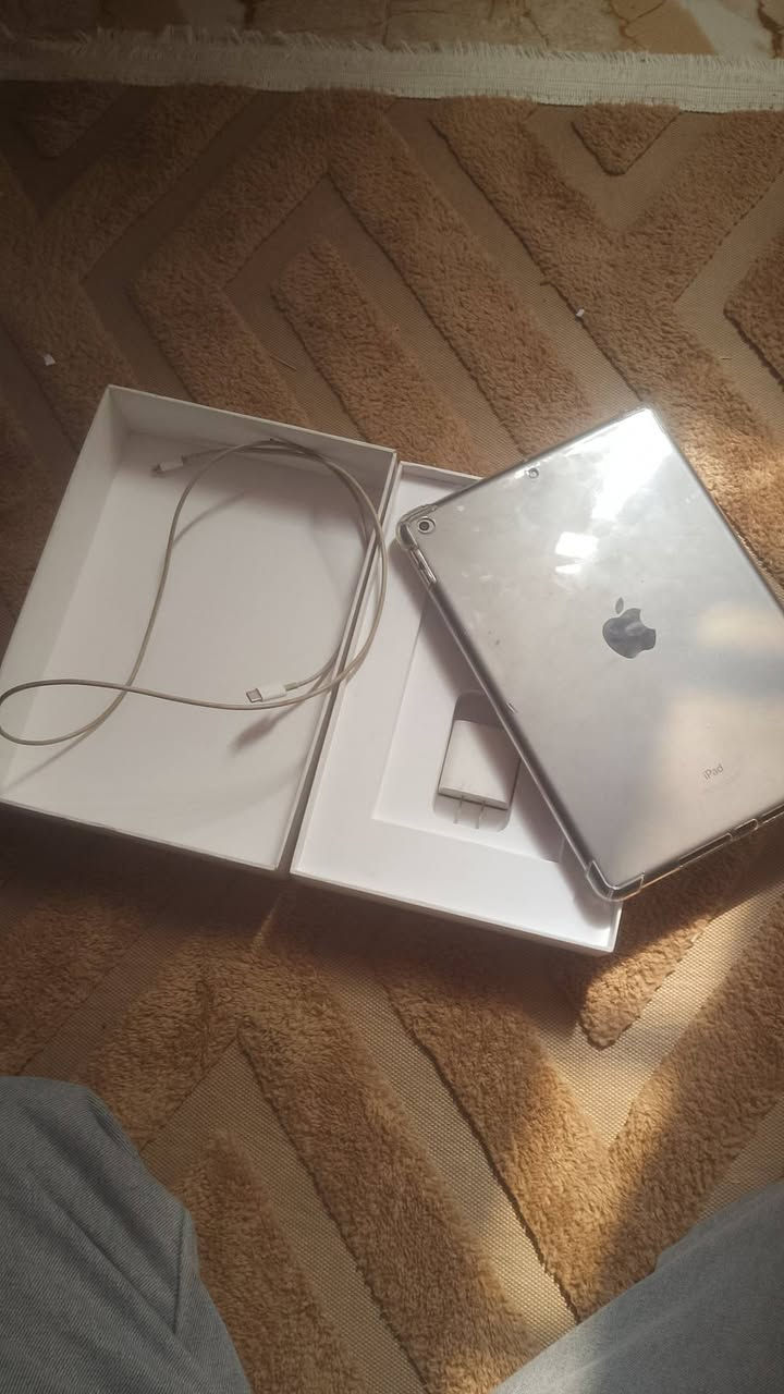 سلام عليكم ايباد 9ذاكرة 64 كامل مكمل ملحقاتة من لزكة +حافظة +شاحنة الاصلية+الكارتونة مالتة الايباد جديد استعمال شهر  واحد  السعر 200وبي مجال *********** واتساب

