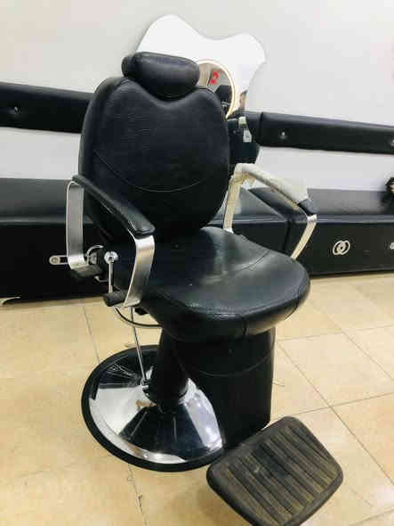 السلام عليكم كرسي حلاقه جديد ما مستعمل السعر 200
مرايات عدد3 سعر الواحده 25 
***********
