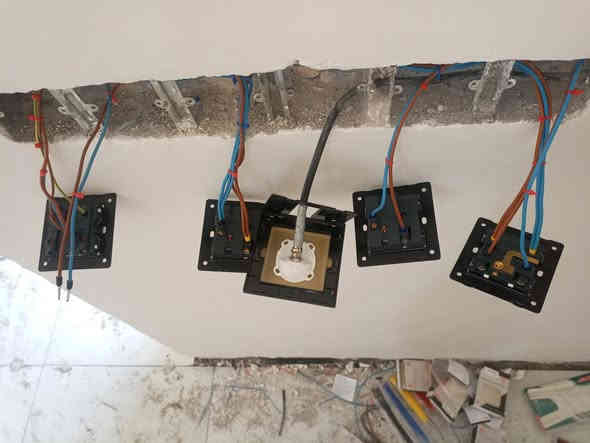 تشطيب كهرباء سيمنز سيڤال التركي داخل اليوانية مع بوتلس وشناطات شغل درجة اولى مع ضمان العمل والتقفيل سعر النقطة 4 للاستفساريرجى مراسلة الصفحة او الاتصال ع*********** ابو غيث
