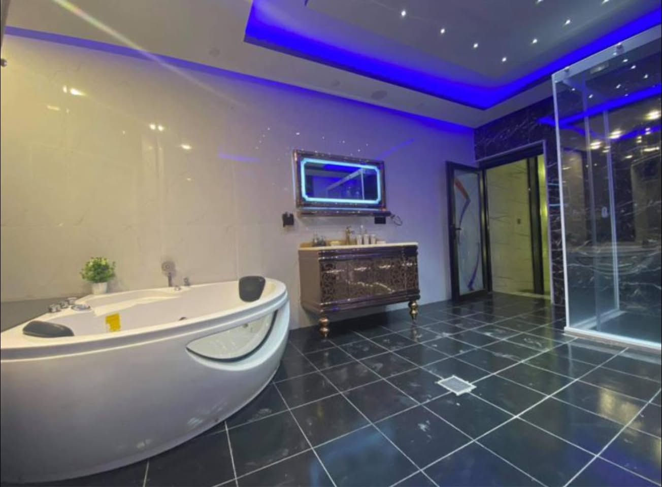 دار للبيع حي الذهبي مساحه 120 متر واجهه 6.5 متر 
شارع 12 متر موقع مميز 3 طوابق 
سعر مناسب بس 165 مليون وبي مجال  
4 غرف نوم وهول واستقبال وكراج كبير نوفير عدد 4 وخدمات وغرف سويت 
للإستفسار مراجعة المكتب او الاتصال على الأرقام التالية   عمار العبيدي   

***********

*********** واتساب

  ايمن   

 ‏‪0750 214 4093‬‏    ‏

‏‪0775 630 2993‬‏ واتساب

   اوس 

‏ ‭0770 287 3744

‏  ‬ ‭0750 219 5078‬    

ابو سند 

‭0 775 714 2899‬

عنوان المكتب حي النور سايدين دانية ماركت مقابل افران الرائد   #الرواسي_للعقار
