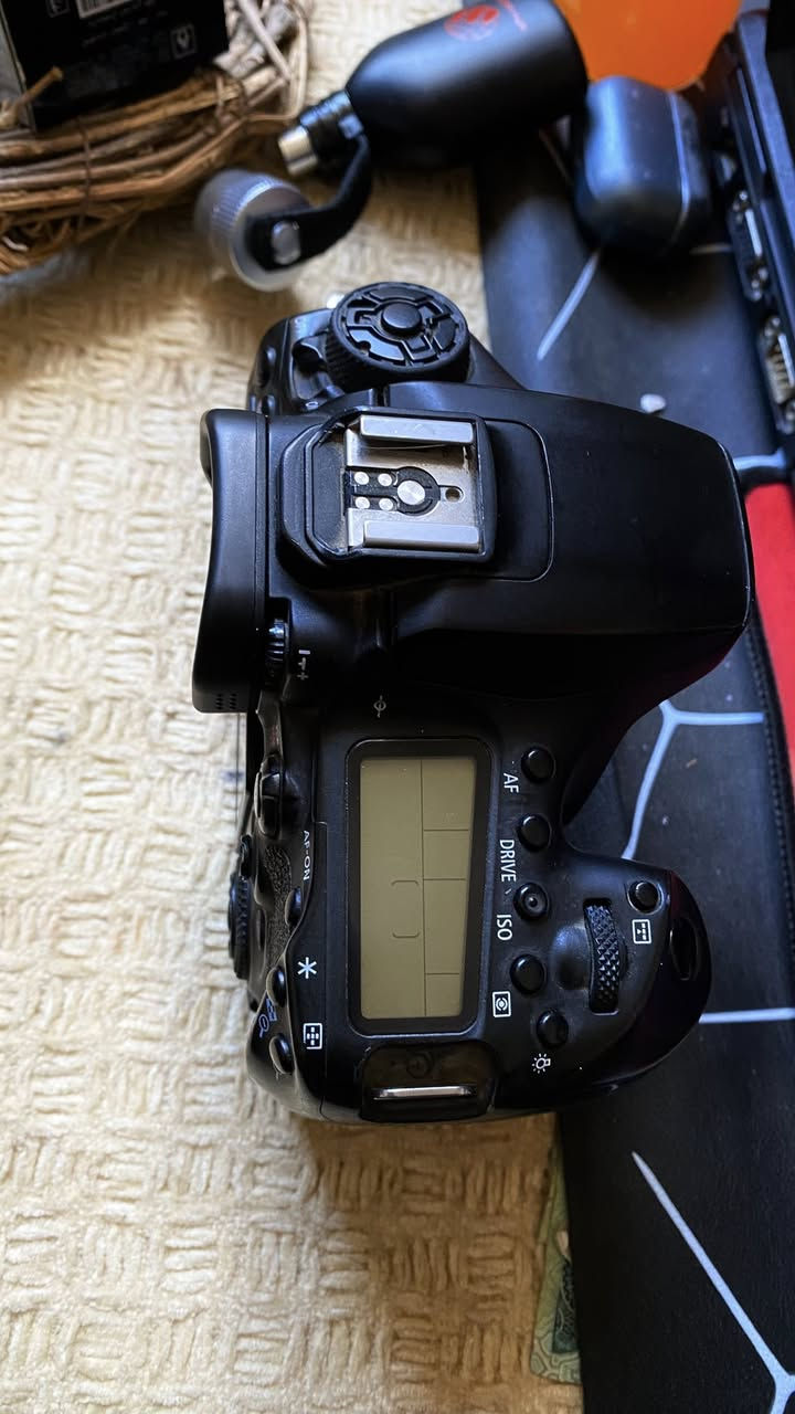 كانون 90D  بيع او مراوس بسوني او نيكون
تُعتبر كاميرا Canon EOS 90D "الوحش" الأخير في فئة الكاميرات ذات المرآة (DSLR) بمستشعر APS-C من كانون. هي كاميرا مثالية لمن يبحث عن أداء قوي يجمع بين التصوير الفوتوغرافي وتصوير الفيديو باحترافية.

إليك مراجعة سريعة لأهم مميزاتها وعيوبها لتعرف ما إذا كانت لا تزال تستحق الاقتناء في 2026:

المواصفات التقنية الرئيسية

• المستشعر: بدقة 32.5 ميجابكسل (دقة عالية جداً تسمح لك بقص الصور دون فقدان الجودة).

• المعالج: DIGIC 8.

• سرعة الالتقاط: تصل إلى 10 إطارات في الثانية (ممتازة لتصوير الرياضة والحياة البرية).

• الفيديو: تصوير 4K بدون "قص" (Uncropped) وبسرعة 30 إطاراً، مع إمكانية تصوير Slow Motion بدقة Full HD بسرعة 120 إطاراً.

• نظام التركيز: نظام Dual Pixel CMOS AF الأسطوري من كانون (سريع جداً وسلس في الفيديو


**إذا كنت صاحب هذا الإعلان وتريد حذفه لأي سبب، رجاءا أرسل رسالة إلى الدعم الفني**