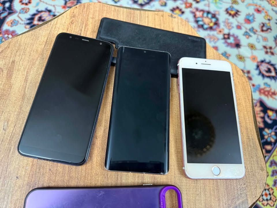 1- ايفون7 بلاص ذاكرة 256
2-هواي بي bro 30 حديث 
3- كلكسي g6
(الايفون سعرة 170 بعدة نظيف _ كلكسي g6 150 _ هواي بي 30 برو ماعرف سعرة لان اخذتة جديد بمليون و200 من الكاظمية  قيمو وبخدمتكم ... مكاني بغداد الاسكان رقمي ***********
