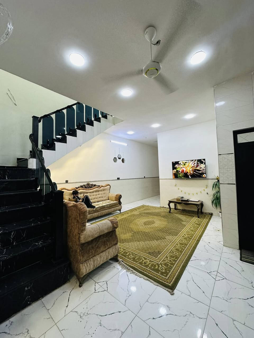 سلام عليكم ورحمة الله وبركاته
عقار للبيع مساحة 200 م واجهة 7م 
نزال28م 
تفاصيل البيت 🏠 

5 غرف نوم 👉

صالة 
مطبخ 
البيت مدخلين 
جلسة عائلية 

خدمات فوك وجوة 
حديقة وكراج 

عرض الشارع مال بيت  15 م👉
بناء حديث 

سعر جدا مناسب 👉

صنف العقار طابو زراعي سند 25 حق التصرف 

📍موقع بغداد الكرخ منطقة الدوانم 
اب شارع ال وزراء 

للتواصل ***********📞
العقاري سعد الجبوري
