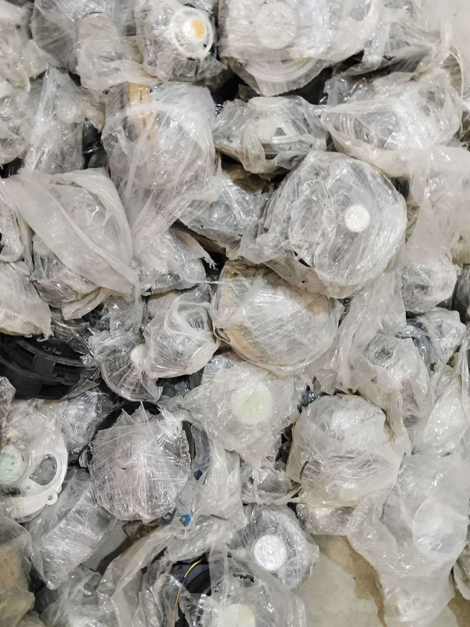سماعات ياباني مشكل الكميه 300 زوج شلعه السعر 6500 الزوج الواحد ***********
