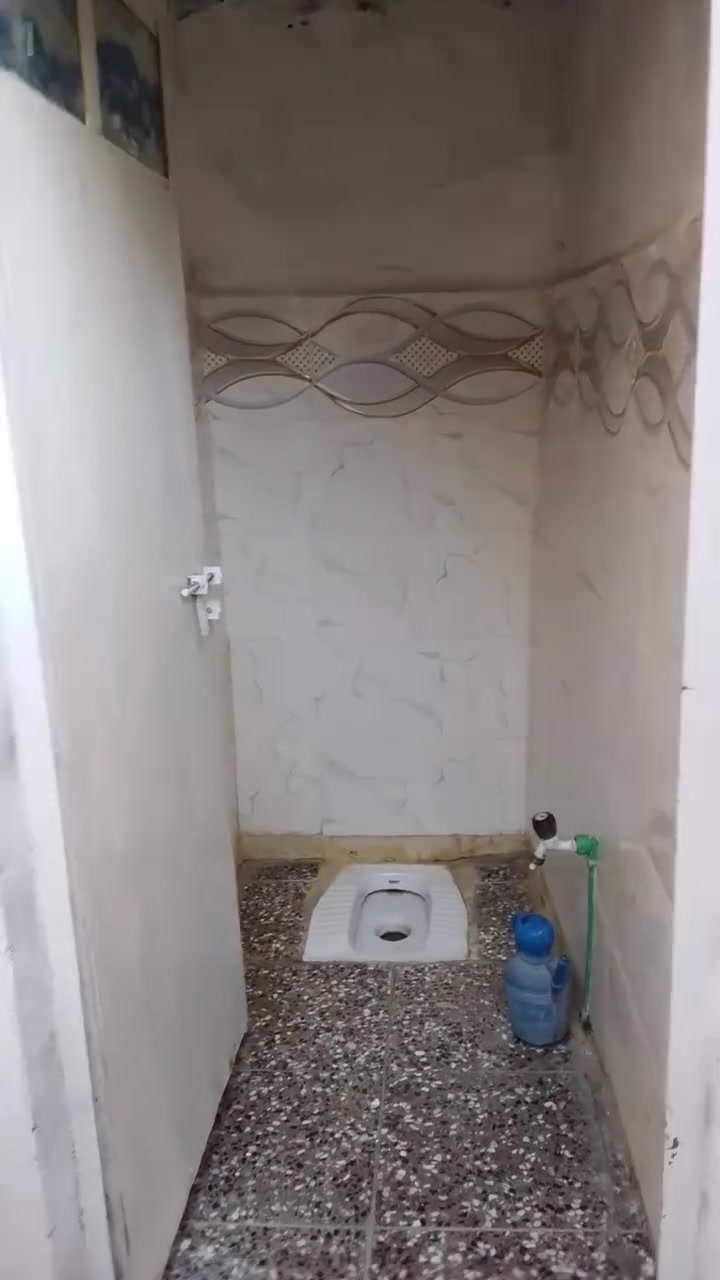 نصف قطعه للبيع مدينه الصدر شارع الداخل قطاع 42 طابق ونص قرب مصور عصرالزاهر ***********
