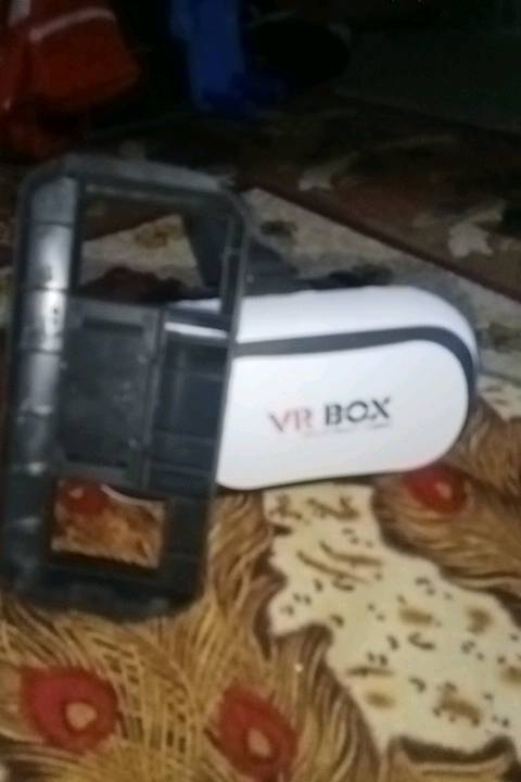 هذه نظارة VR Box ثلاثية الأبعاد، بحالة جيدة جداً وتستخدم لمشاهدة الأفلام والألعاب بتقنية الواقع الافتراضي بواسطة الهاتف الذكي. سهلة الاستخدام والتوصيل. مثالية لمحبي التكنولوجيا والترفيه الرقمي.