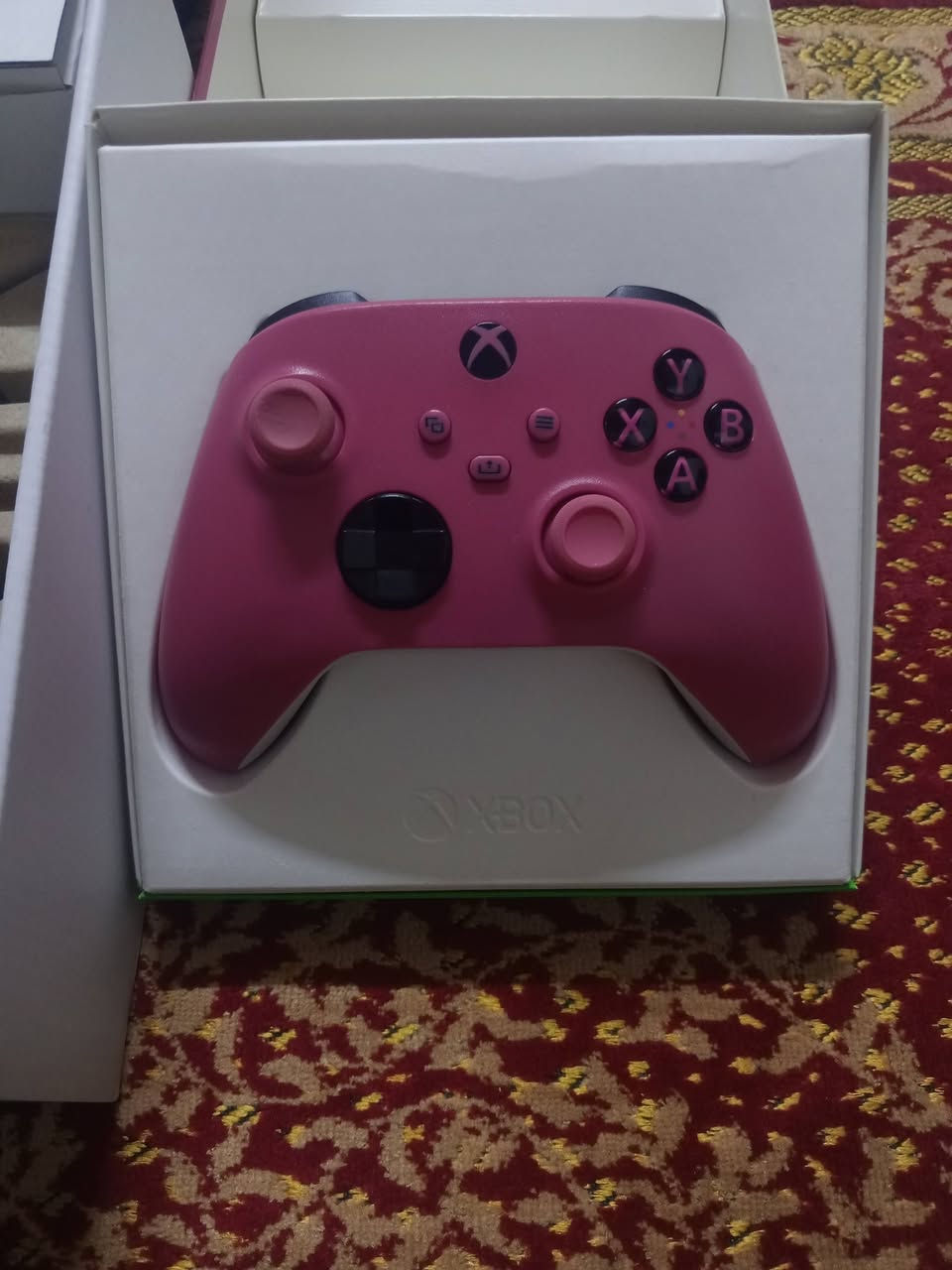 🚨🚨 عرض نادر ومميز 🚨🚨
🎮 للبيع Xbox Series S بحالة فوق الممتاز – نظافة وأداء يفرق عن أي جهاز مستعمل بالسوق ✨

إذا تريد جهاز مضمون بدون مفاجآت وبدون وجع راس… هذا هو الاختيار الصح 👌

✅ استخدام شخصي وخفيف جداً
✅ أبدًا ما داخل صيانة 
✅ أبدًا ما مفتوح ولا مفكوك
✅ شغال 100% بكامل كفاءته
📦 العلبة الأصلية موجودة وكل الملحقات كاملة

🔥 الإضافات القوية اللي تخلي العرض أقوى من غيره:

🎮 جويستك أصلية إضافية (مو تجاري) – جودة أصلية وتحمل أعلى
💾 هارد HDD سعة 1TB إضافي
🔥 اشتراك Game Pass فعال لغاية 1/4 – تشتري وتشغل وتلعب فوراً بدون ما تدفع شي إضافي

🎯 الجهاز جاهز للتجربة قدامك حتى تتأكد بنفسك من كل تفصيلة.

💰 السعر: 490 ألف دينار
وقابل للتفاوض البسيط جداً للي يريدون الجهاز من صدك فقط

📌 سبب البيع: محتاج فلوس حالياً + ما عندي وقت ألعب

⚠️ ملاحظة:
بهالمواصفات + النظافة + الإضافات… الجهاز ما يكعد هواي، واللي يعرف بالسوق يعرف هاي صفقة قوية.

📩 اللي صدك يريد الجهاز يراسل خاص ، والأولوية للحجز السريع .

ملاحظة بسيطة : ما عندي توصيل يعني تجي تفحص الجهاز و تاخذة اذا عجبك ( مكان بغداد الدورة قرب جامع خالد ) .

للحجز على الواتساب : ***********
