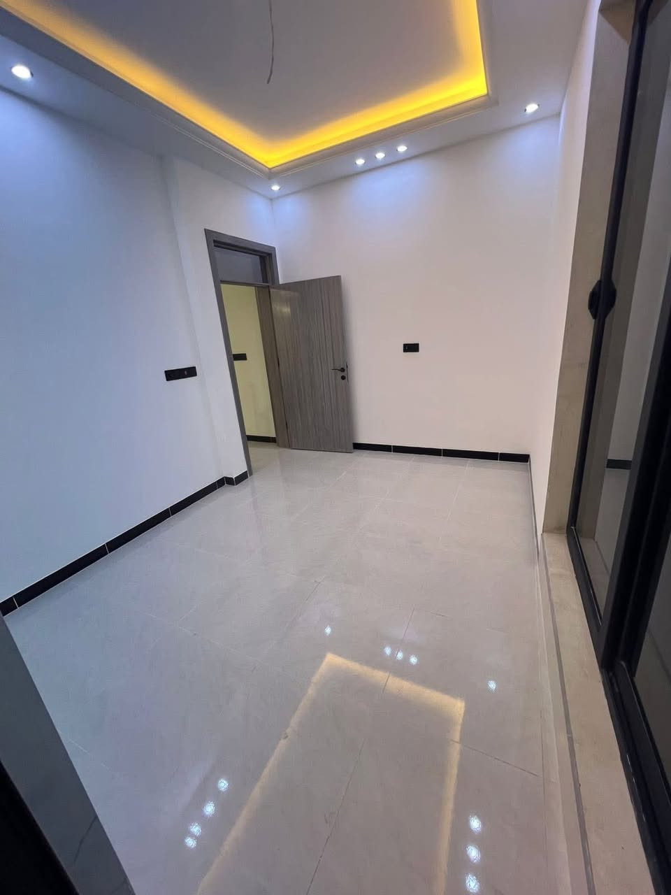 للبيع في السيدية لدى مكتب القيسي للعقار

تونات للبيع

 مساحة كل بيت 50م²     الواجهة 4.20م      النزال 12م 

يتكون كل بيت من 
#الطابق_الارضي صالة ومطبخ وخدمات 
#الطابق_الاول غرفتين نوم وخدمات 
#الطابق_الثاني غرفة نوم وبيتونه وسطح

بناء درجة اولى
واجهة مرمر شبابيك المنيوم باب قاصة

📍الضباط مربع القادة شارع 20م رصيف 3م ماقبل تشجير 

( السعر وتفاوض مباشر مع صاحب العقار )

    #أعرض_عقارك_بايدي_أمينة✅

           #نتشرف_بحظوركم_الى_مكتبنا✅

#نستقبل_كافة_عروضكم_البيع_والايجار 🏠

#يوجد_عروض_اخرى✅

اتصال على الرقم المكتب

***********

*********** 

👇🏼👇🏼👇🏼👇🏼
                        مكتب القيسي للعقار 
السيدية ⬅️ شارع المركز مقابل التفاح الاخضر

🔴 نكفيك عناء البحث ✔️ لتمتلك عقارك

عندك بيت 🏠 وحاير شلون تبيعه نحن نجيبلك المشتري وبسعر الذي يناسبك

عندك بناء 🏗️ وما عندك وقت تبني نحن نبني لك بأسعار تنافسيه وبكوادر هندسيه مع توثيق مراحل العمل بالتصوير حتى تكون مطمئن
