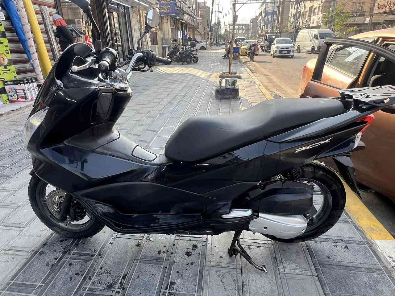 سلام عليكم 
دراجةpcxياباني محرك150c
دراجه شلعه معدل لانضوح ولاتبخير
مكينه ناعمه. مابيها اي نقص كلها شغال 
ستاند حساس مانع نزلاق دراجه كلش نضيفة  السعر13$وبيها مجال   مكاني العطيفيه او المنصور لاستفسار لاتصال على ***********
