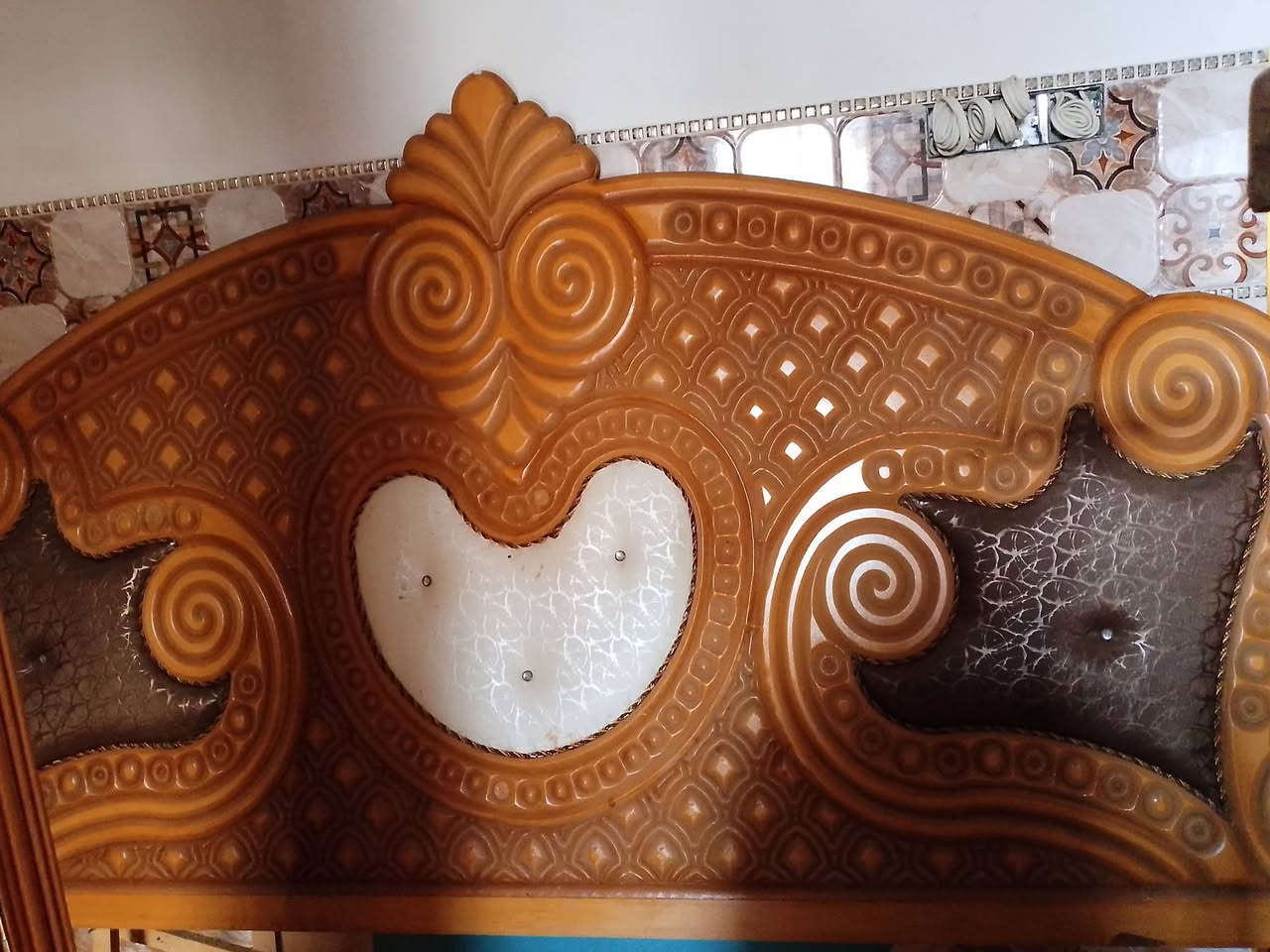 السلام عليكم ورحمه الله وبركاته
غرفه نوم مستعمله نظيفه حيل بيها دوشكا ضغط عالي ابو نفرين 
سعر 900بيها مجال   
الرقم ***********
