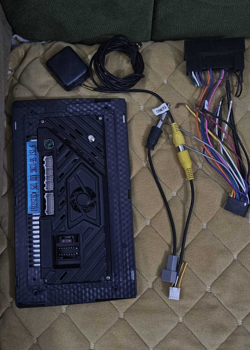 شاشة تاب سياره جديده استعمال شهر نظيفه كلش باب اول مو تقليد لمس سريع كلش للبيع هيه والملحقات السعر ٦٠ وبيه مجال قليل.  سماعه  صوت نقي وبنص تويتر تشويش السعر ١٠ الاتصال ***********
