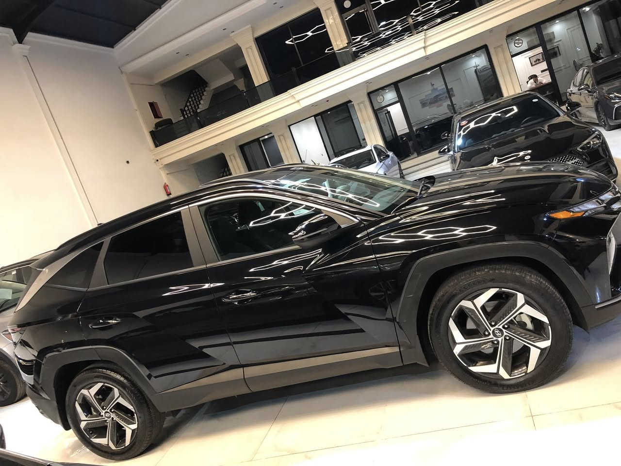 نوع السيارة:- توسان sel
لون السيارة :- اسود 
موديل السيارة :- 2024
مواصفات السيارة:-  SEL فتحة بصمة جلد كلشن هيتر و كهرباء شاشة اليكتروني 
عداد السيارة:- 4000 ميل ماشي فقط اخت زيرو
ضررها :- بدون قطره صبغ جاملغ ورا شوي تعديل بارد فقط 
سعرها :- 203 ورقة
نوع الرقم :- كاني اربيل تترقم شمالي فقط 
مكان السيارة:-اربيل (شركة مبست اوميد )
رقم تليفون 
0782 452 2011
