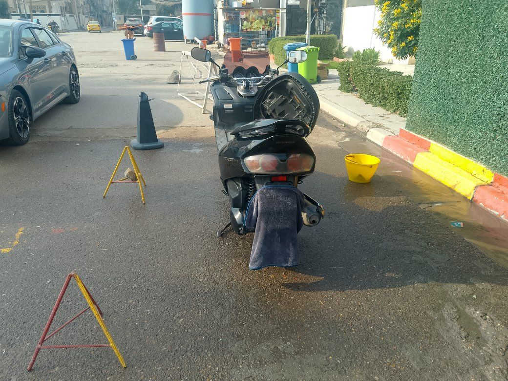 السلام دراجه فورزه للبيع بيه نضوح قليل مجفته جديد مرقمه باسمي سنويه بعد سنه كشر جيد جدا  abs مكاني العامريه *********** السعر مليون و ميتين
