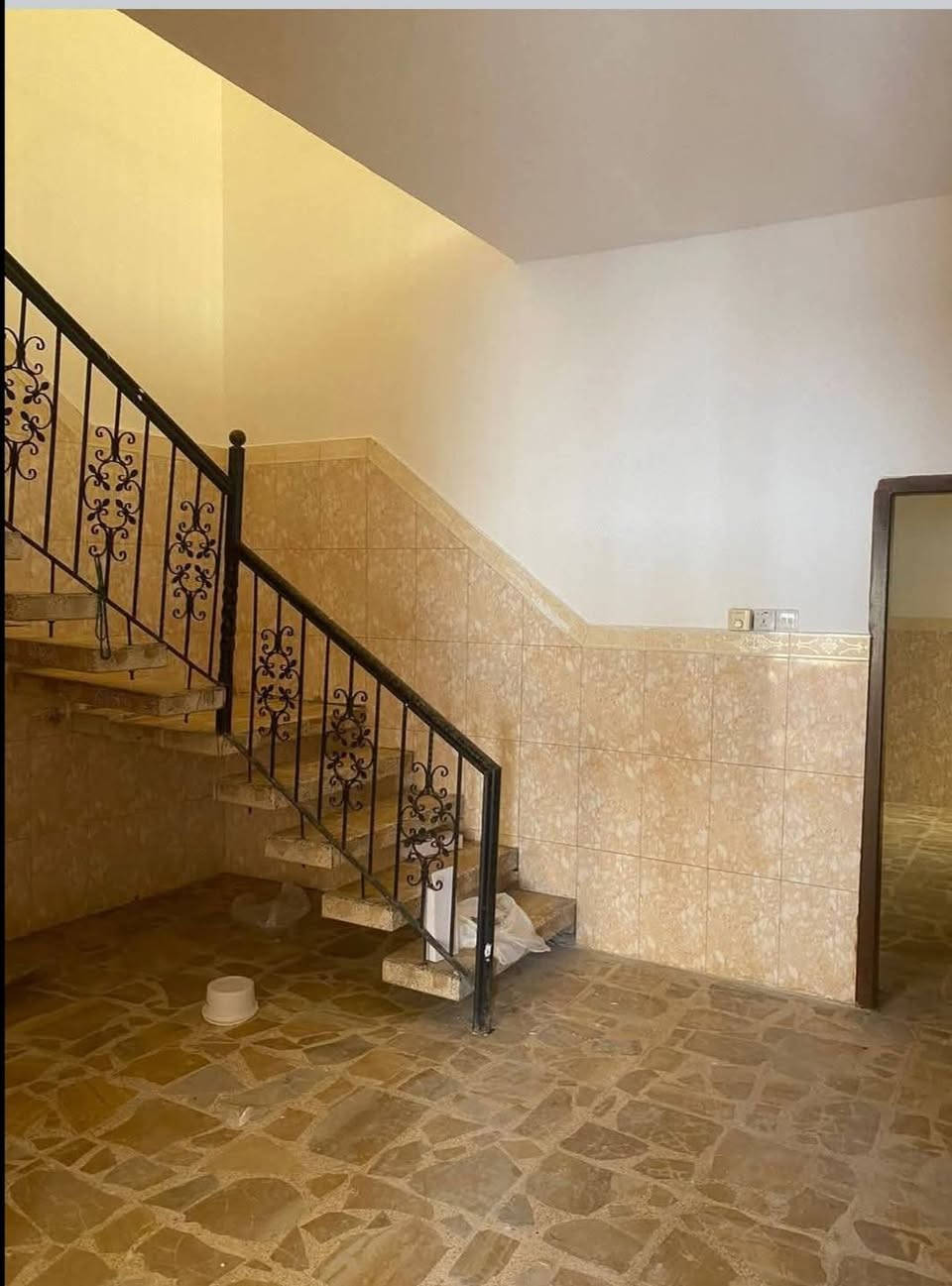 بيت للبيع      ركن زراعي   سند  ٢٥   حق التصرف
بدايه دوانم دور النفط  يبعد الف متر على بيوت النفط موضح  بالفيديو 
 المساحه ١٠٥ متر بيت مربع  ركن على فرعين 
مكانه مرتب والجيران بعد ارتب يحتوي الطابق الاول على استقبال ومطبخ  وصاله  وغرفه وصحيات والطابق الثاني صاله وغرفتين عوزهم فقط سقف  البيت عكاده بس شغل يخبل ونضيف وتجي وتشوفه

الاتصال ***********
