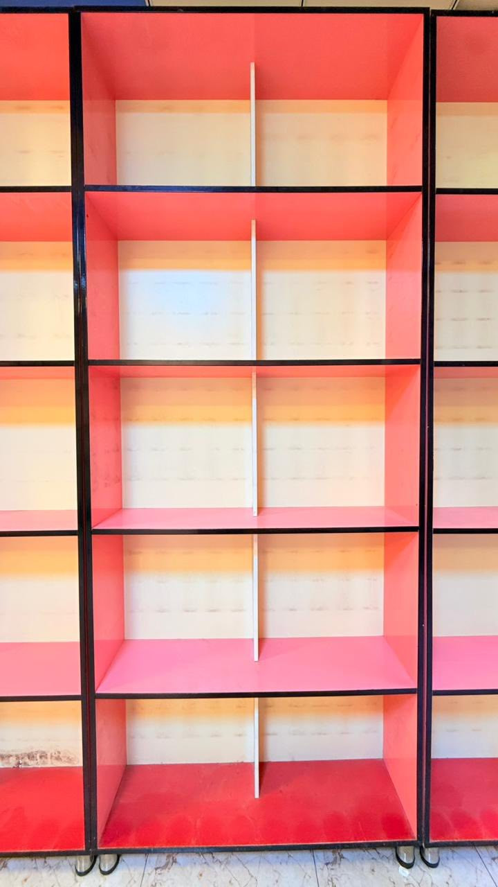 •	رفوف خشب مع إنارة
• نظيف جدًا وحالته ممتازة
 • تصميم جميل وجاهز للاستخدام
#سعر رف الواحد ١٢٥ الف 
———————————————-
ميز كاشر ايضا نظيف جداً وجاهز للاستخدام سعر٣٥٠  الف 
 (ارتفاع الرف ٢٤٠سم ، العرض ١٠٠سم ، العمق ٣٠ سم)
———————————————————
وايضا ستاندستيل ملابس ابيض 
يغطي مساحة ضلع ٢١ متر مربع
التفاصيل اكثر يرجى الاتصال 
***********
