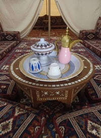 ‏طقم قهوة عربي فخم وجاهز للضيافة، يضم دلة لون وردي بغطاء ذهبي أنيق، وي...