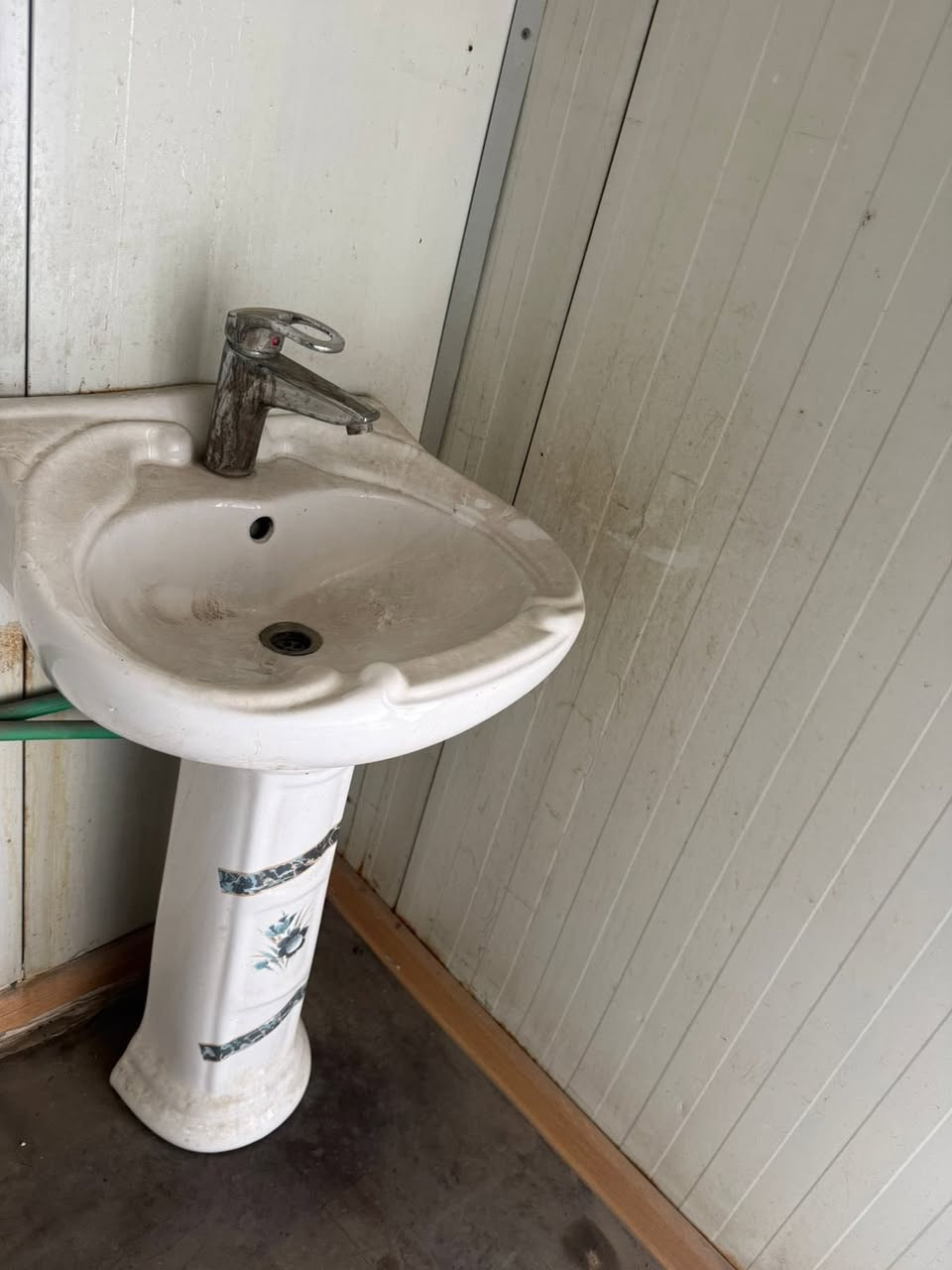 كرفان طوله ١٢ متر عرضه ٤ امتار
يحتوي غرفتين + حمام ٢x2
يوجد بيه مغسله و تواليت غربي و دوش و وصخان
و يحتوي ع اربع بوب و شباكين
نظيف نظافه ٨٠ بالميه جديد
السعر مليونين و ٧٠٠ و بيه مجال
الموقع بغداد الامين الثانية
***********
