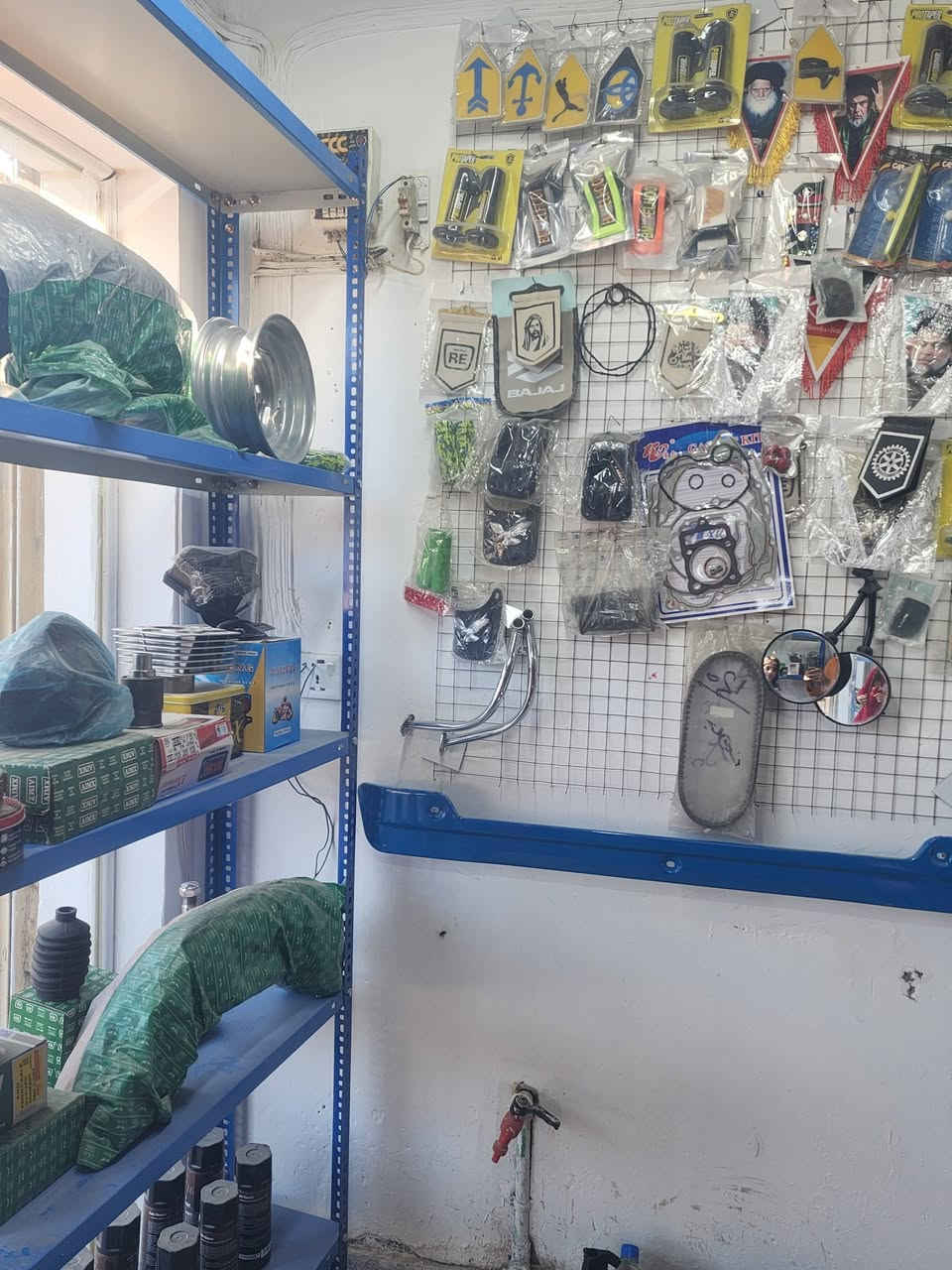 السلام عليكم محل قطع غيار دراجات وتكاتك للبيع ***********
