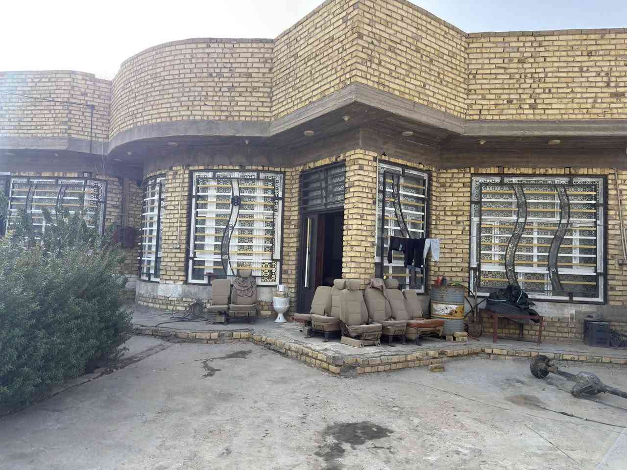 السلام عليكم بيت للبيع المساحه ٤٨٠طابو زراعي مقابل مدرسة الربيع وقرب مجمع حازم عبد عون
مساحه البناء ٣٠٠ متر يتكون من ٤  غرف وصاله عدد٣مطبخ  وصحيات داخليه وخارجيه واستقبال ومدخل 
وتوجد قطعه مساحتها ١٥٠ خلف البيت من ضمن السعر 
للاستفسار الاتصال 
***********
***********
