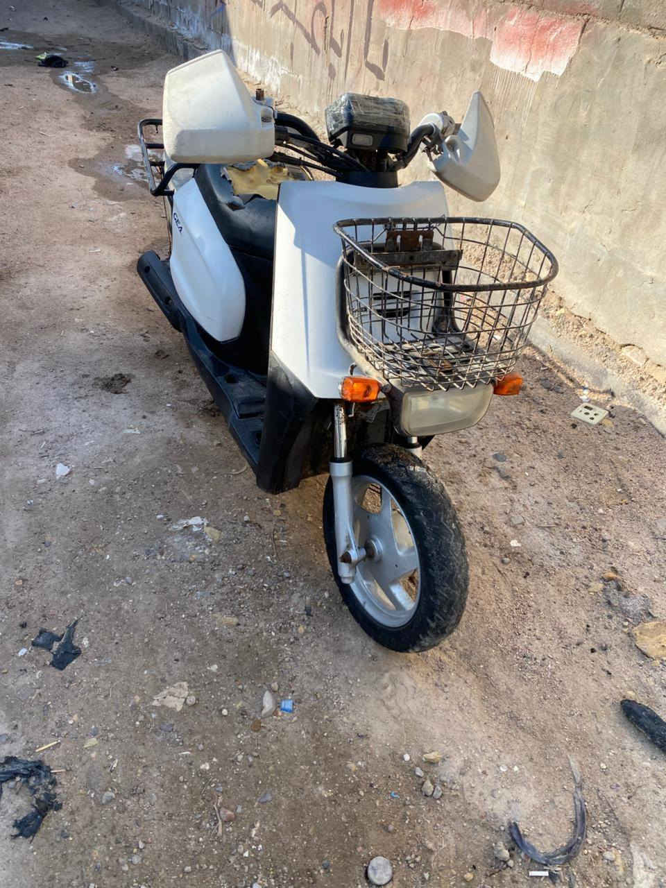 السلام عليكم
دراجه بيكم للبيع نضيفه ماماشيه بس يرادله كزوز تبديل بس هاذ عنون بصره كرمه علي شارع حلاف يم مدارس رقم ***********0  سعر 250وبيه مجال
