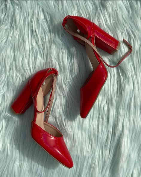 توفر شلعه احذيه كعب نسائي الكميه خير من الله فوك 50 قطعه شي ان  ***********
