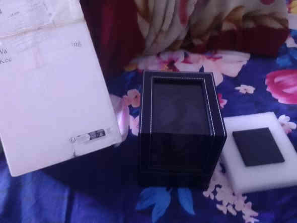 حافظة  أو عارضة ساعه جديده مع الكتلوك بالكارتون للبيع 20 الف فقط 
***********
