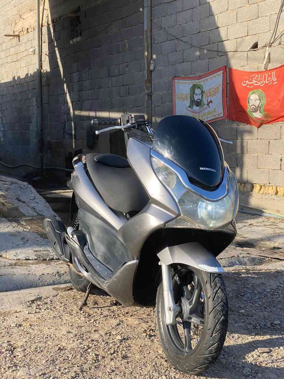السلام عليكم للبيع دراجه pcxجيل الاول  دراجة  ماخذها رمبه الدراجه وأعلى ايدي حجم مكينه 150ياباني الاصلي دراجه جديده مال جناي وعلئ ايدي 
ياباني الاصلي دراجه كامله أستان كهربائي حساس ازدحام سويجات دراجه جديده الدراجه  احلا من الصور مال جناي المكان بغداد دراجة مكفوله اي نقص مابيه السعر خاص ***********
