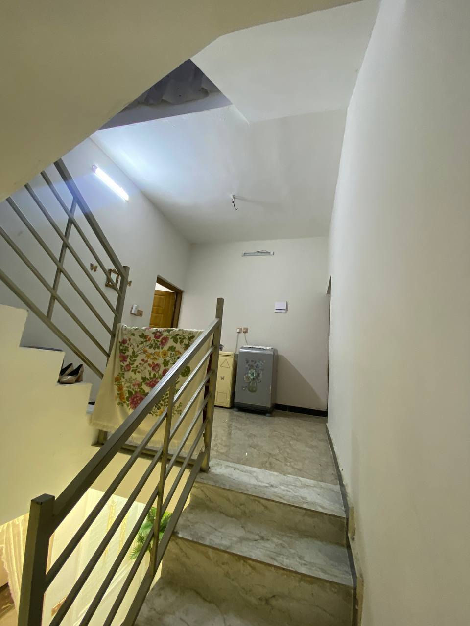 السلام عليكم مشتمل للبيع🛑
٥٠م. طابو صرف بناء حديث العنوان الثعالبه ال ٨ألاف طابقين يتكون من استقبال حولي مطبخ خدمات 
وغرفتين فوك الواجهيه طابوك بعدها أما ملبوخه 
الاستفسار  الانتصال ع رقم
***********
