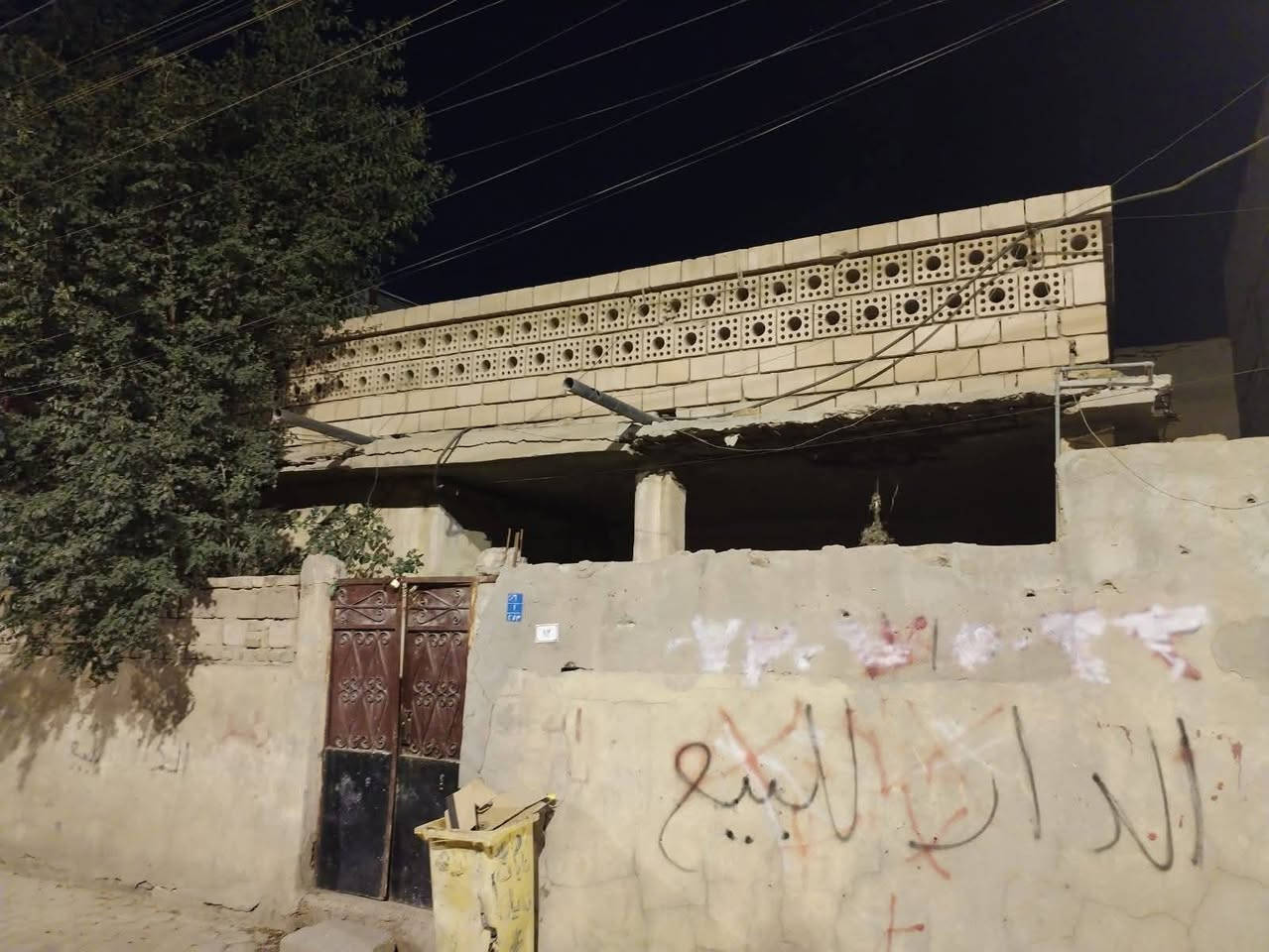بيت للبيع في منطقة الكزيزه طابو صرف يباع كقطعة ارض ولي يريد يرممه عادي مساحته ١٥٠ متر للاستفسار الاتصال او مراسلتنه على الواتساب 
***********

