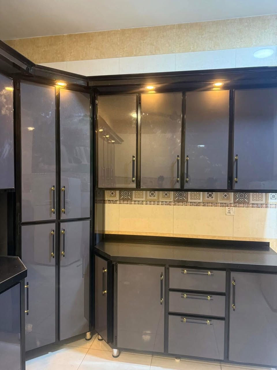 احدى اعمالنا السابقه بلونين الاسود مع لون الفيلي 
داخل خارج المنيوم عالي جوده محشه بلخشب للقوه والمتانه 
اسعرنا تنافسيه ثابته 
للاستفسار عن الاسعار مراسله الصفحه او التصال على رقم ***********
