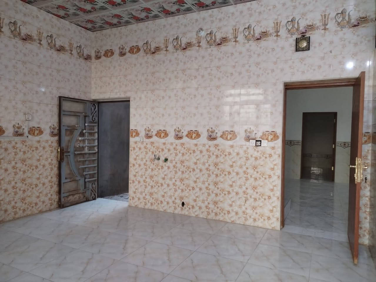 بيت للبيع المساحه ٢٢٠م يحتوي على غرفتين نوم واستقبال كبير ٥ في ٩ وصاله ٥ في ٧ ومطبخ ٥ في ٤ وصحيات داخلية وخارجية مكشوفه عدد ٢ بناء طابوق
 اساس وسقف كونكريت البيت عالي عن الشارع تبليط بالباب مكان كلش راقي وهدؤ كافة الخدمات موجوده للعلم البيت مشمول بقرار الطابو العنوان الكوفة علوة الفحل شارع الزوار عمود ٤٥ وتنزل شارع تبليط السعر ٧٥ اي استفسار الاتصال على الرقم ***********
