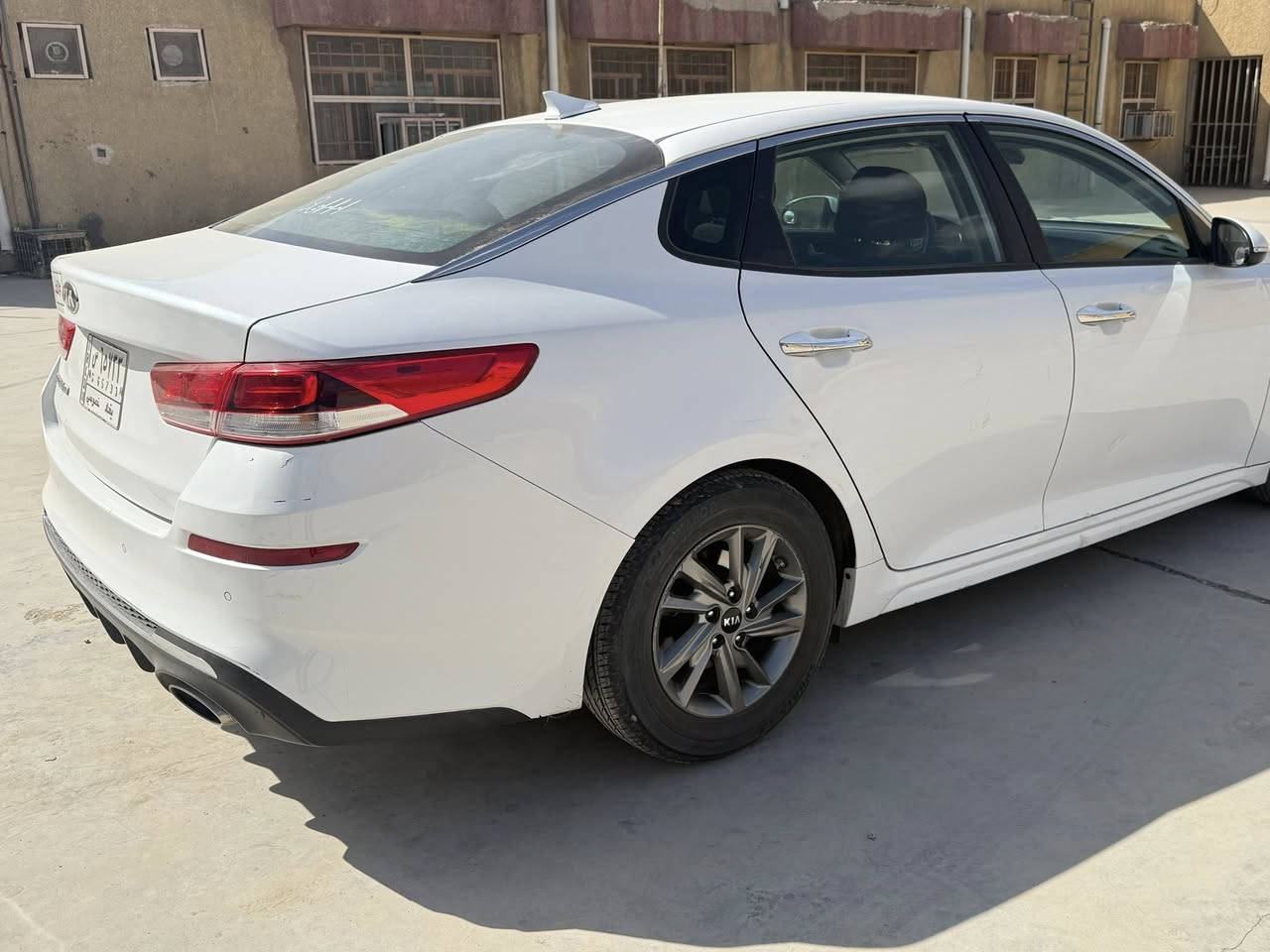 كيا أوبتما LX (وارد أمريكي) - نظيفة وجاهزة للاستخدام
• الموديل: 2020. امريكي 
• الفئة: LX (المواصفات القياسية).
• اللون: أبيض.
• المحرك: 2.4 GDI  العداد 70 الف ميل.
• الحالة الميكانيكية: حدادية جديدة بالكامل،  ولا تحتاج لأي مصاريف.

تفاصيل الحادث والضرر (بكل أمانة):
• مستوردة شخصياً عام 2022 وتم تصليحها "على ايدي".
• الأجزاء المبدلة: بونيد + جاملغ (جهة عكس السائق) .
•يوجد تصليح في (الشاصي واللغد) صور الحادثة موجودة بالمنشور 
• استخدام شخصي ومتابعة دقيقة للصيانة.

السعر المطلوب:
• 15,500$ (شدة و55 ورقة).
• [قابل للتفاوض البسيط مع المشتري الجاد].

للتواصل والاستفسار:
• رقم الهاتف: [***********]
