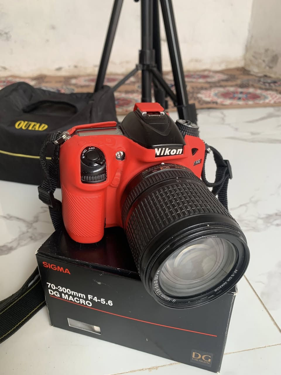 كامره نيكون D7100 كامل ملحقات
زوم 18-140
شاحنه وبطاريه 
جنطه خاصه بالكامره
ناقل للصور
وستان ثلاثي
والكامره استعمال شخصي وممتعبه 
متواجد على هذا الرقم ***********

