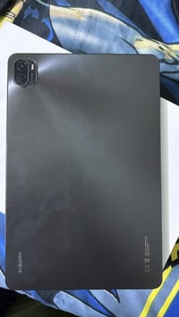 عندي ايباد شاومي باد 5 ذاكرة 256 بس بي عواج بسيط بالشاصي وبعض الخدوشات...