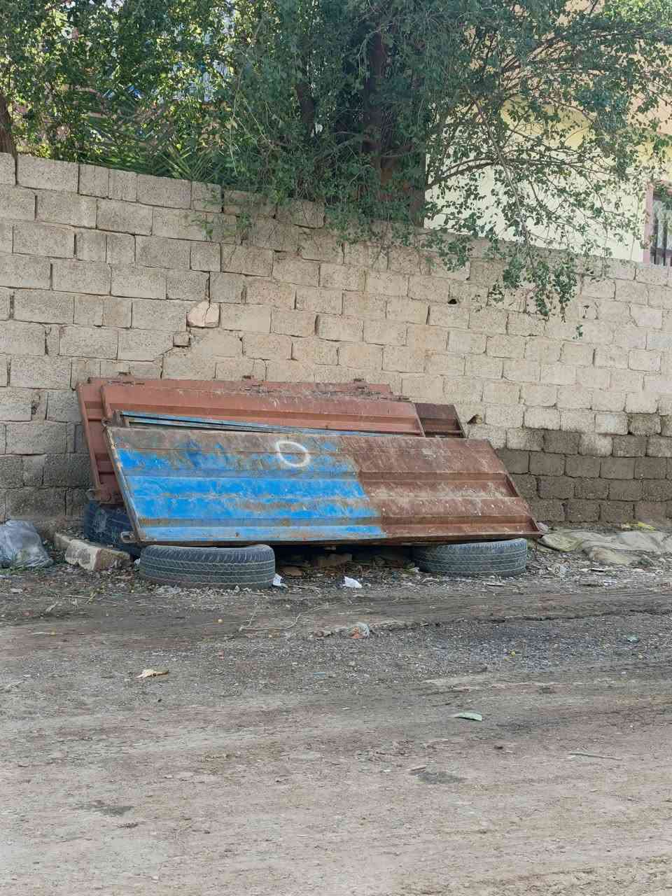 السلام عليكم نص اجناب عدد 2الطول ١٣و٦٠ارتفاع متر للبيع رقم الهاتف ***********عنوان خان بني سعد
