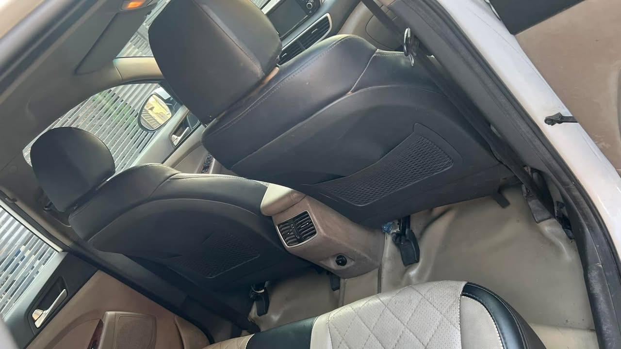 السلام عليكم
توسان 2020 وارد خليجي 
رقم بغداد
ماشية 80 الف 
٣ وضعيات قياده سبورت وايكو ومعتدل 
مري شفط 
حساسات 
كامره خلفية وباقي المواصفات المعروفة
سياره مال بيت نضافة 100% 
بيها بارد خفيف بالجنطه ( الصندوك )
مكاني حي العدل بغداد 
السعر 205 وبي مجال 
***********
