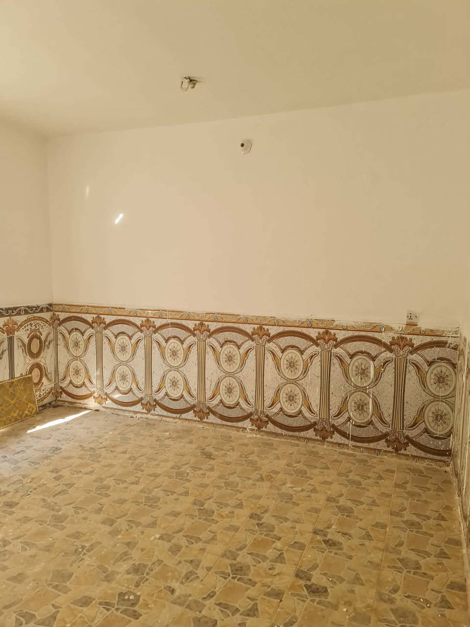 مشتمل للبيع بسعر مناسب جداً 
مقابل مول زيد شارع 80 
بناء حديث مساحة 100 متر 
للاستفسار الاتصال ع الرقم ***********
