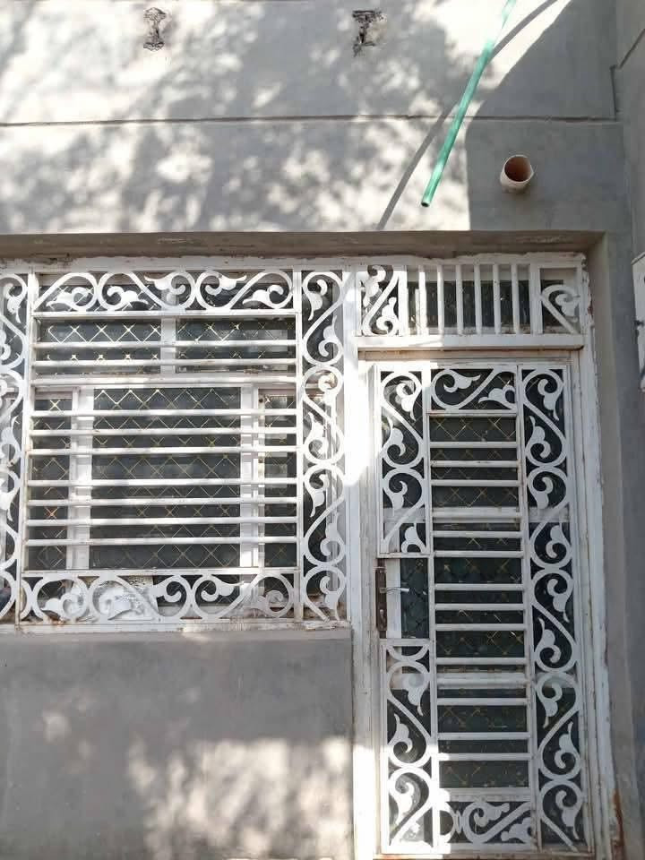 بيت  للبيع حي العسكري الثاني  
اقرب نقطه داله جامع الامام الحسين   
المساحه 200 متر   طابو صرف 
          طابقين عكادة 
الطابق الاول غرفتين وصالة ومطبخ واستقبال وصحيات والطابق الثاني  غرف نوم وصالة وصحيات
السعر 125 مليون وبي مجال
للاستفسار : ***********
